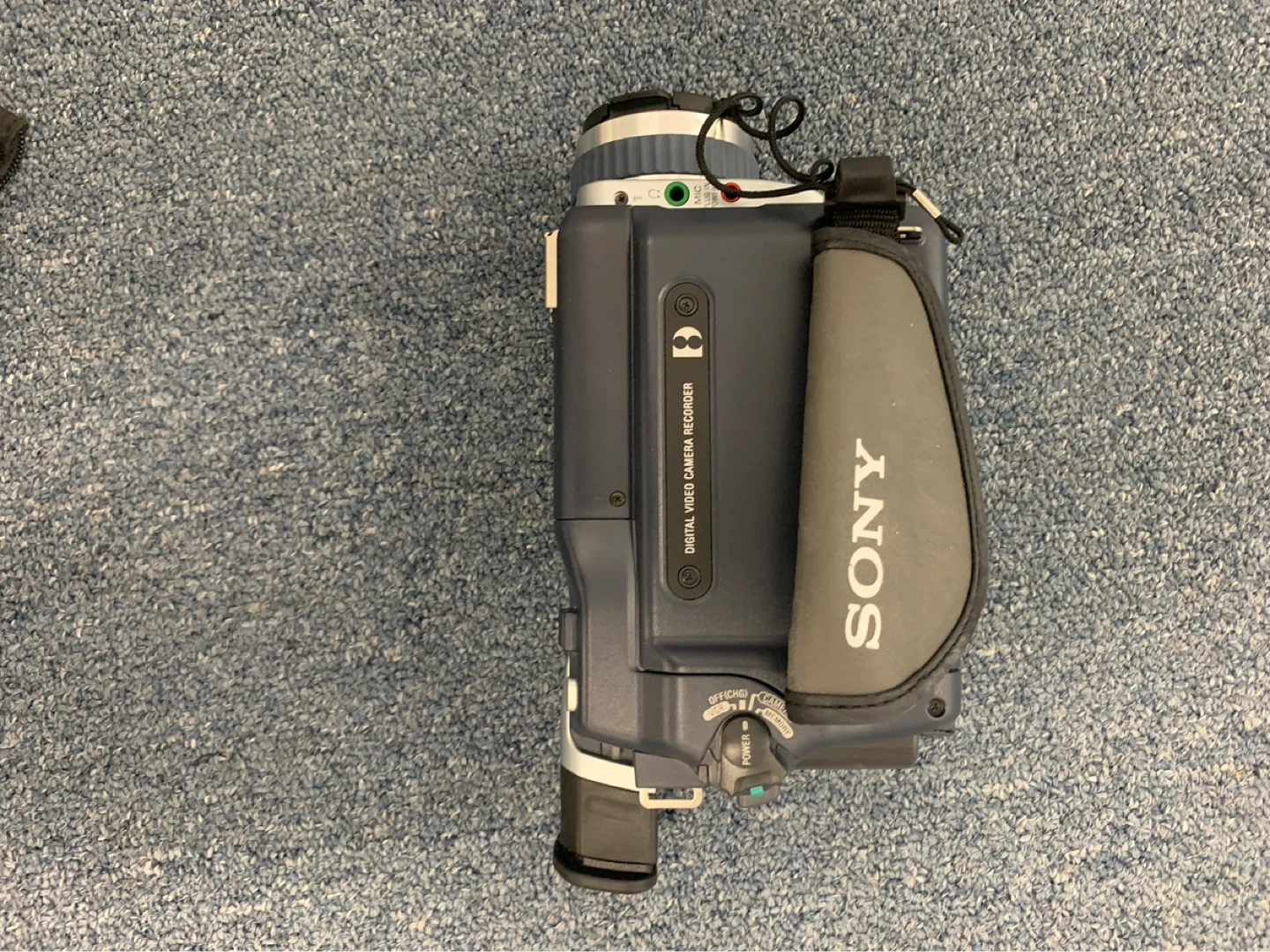 Sony Digital Handycam DCR-TRV30 Digital Video Camera Recorder - photo 2