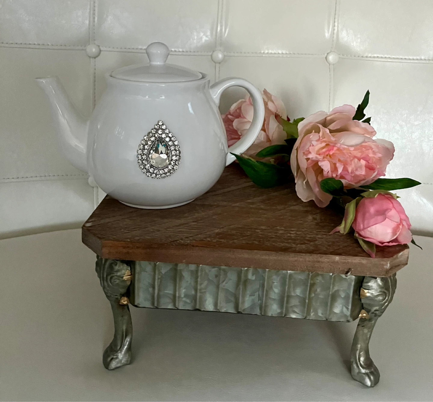 PRETTY WHITE TEAPOT