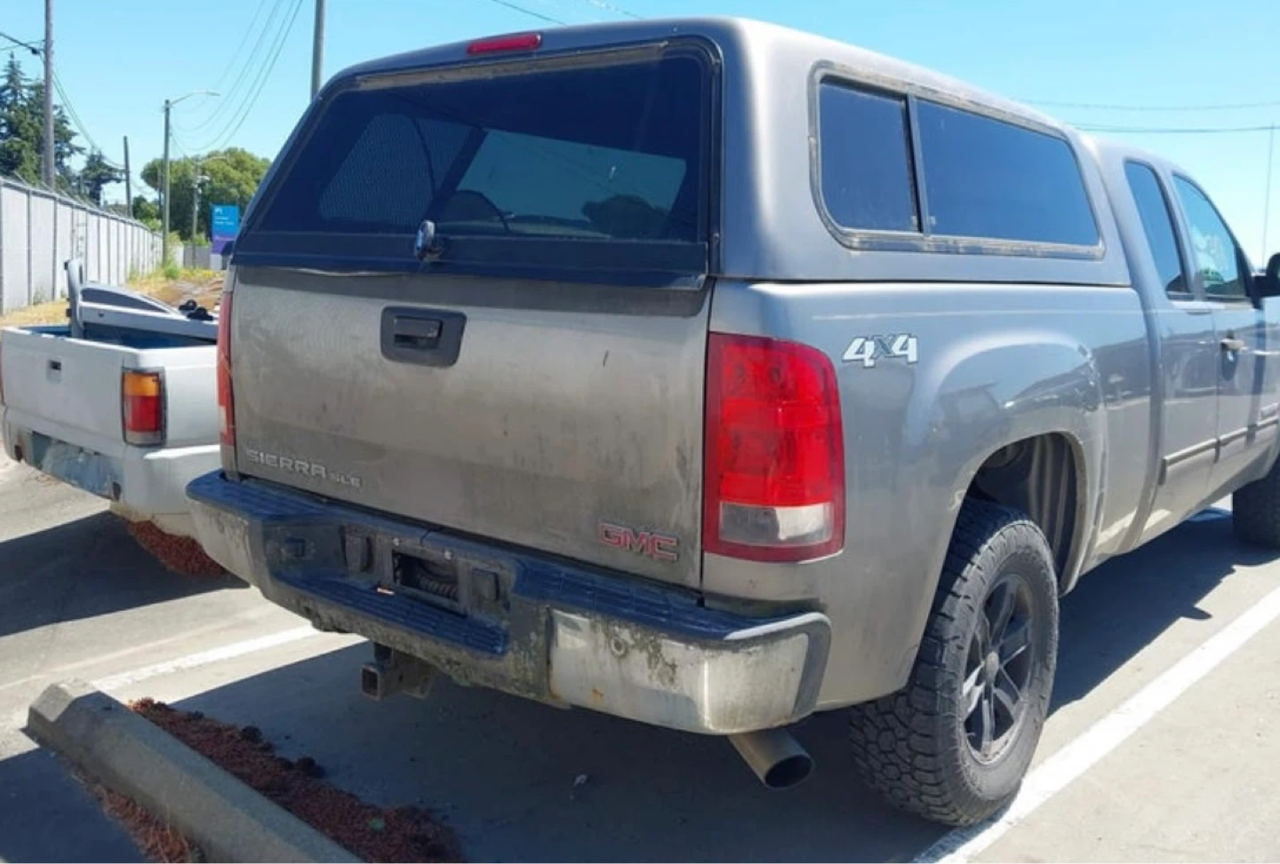 GMC Sierra Crew Cab 4x4 Truck with Cap - photo 4