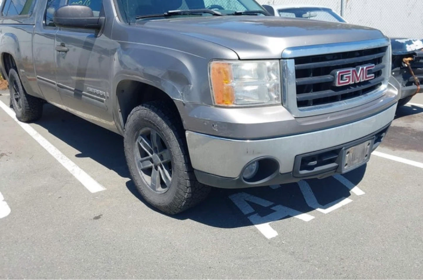 GMC Sierra Crew Cab 4x4 Truck with Cap - photo 2