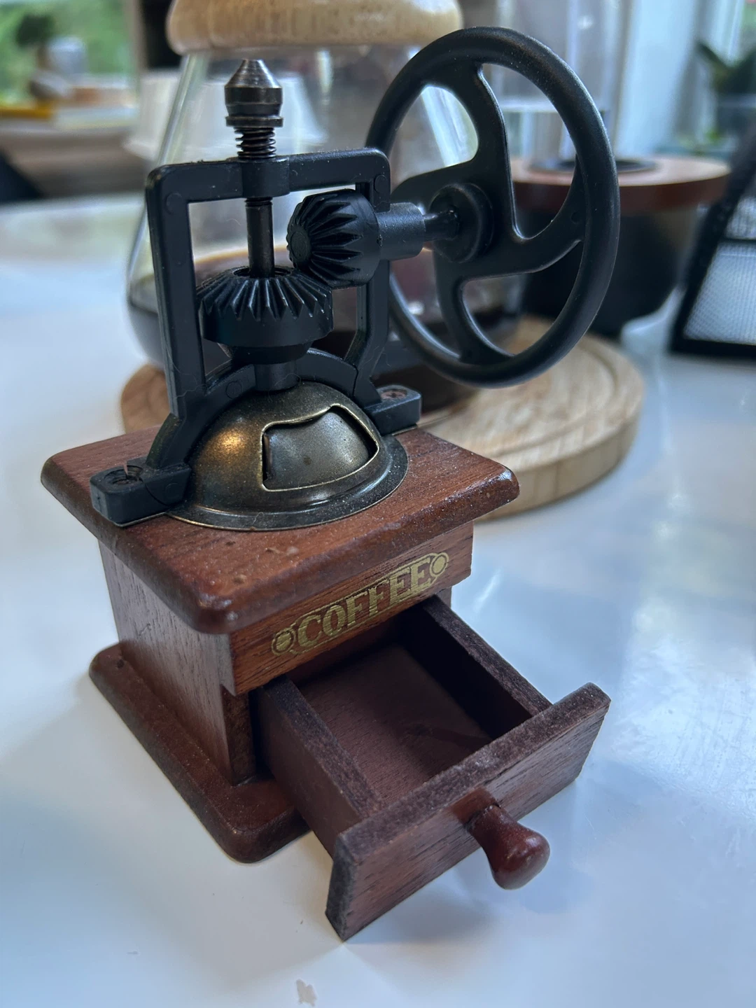 Vintage Style Manual Coffee Grinder - photo 2
