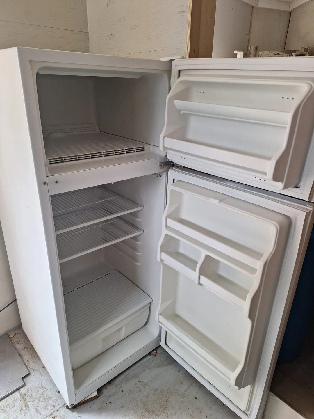 White Whirlpool Top Freezer Refrigerator - photo 4