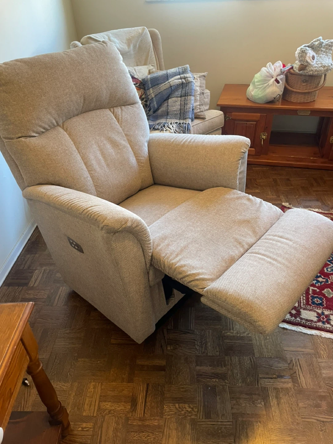 Estate Sale - Excellent condition Power Recliner Chair - photo 4