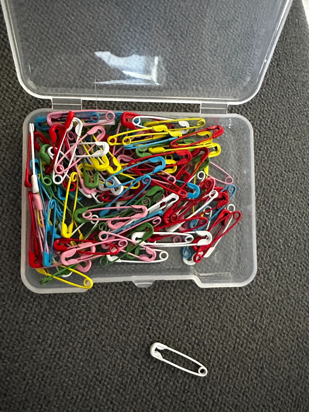 Assorted Colour Safety Pins in Case ⚽ - photo 2