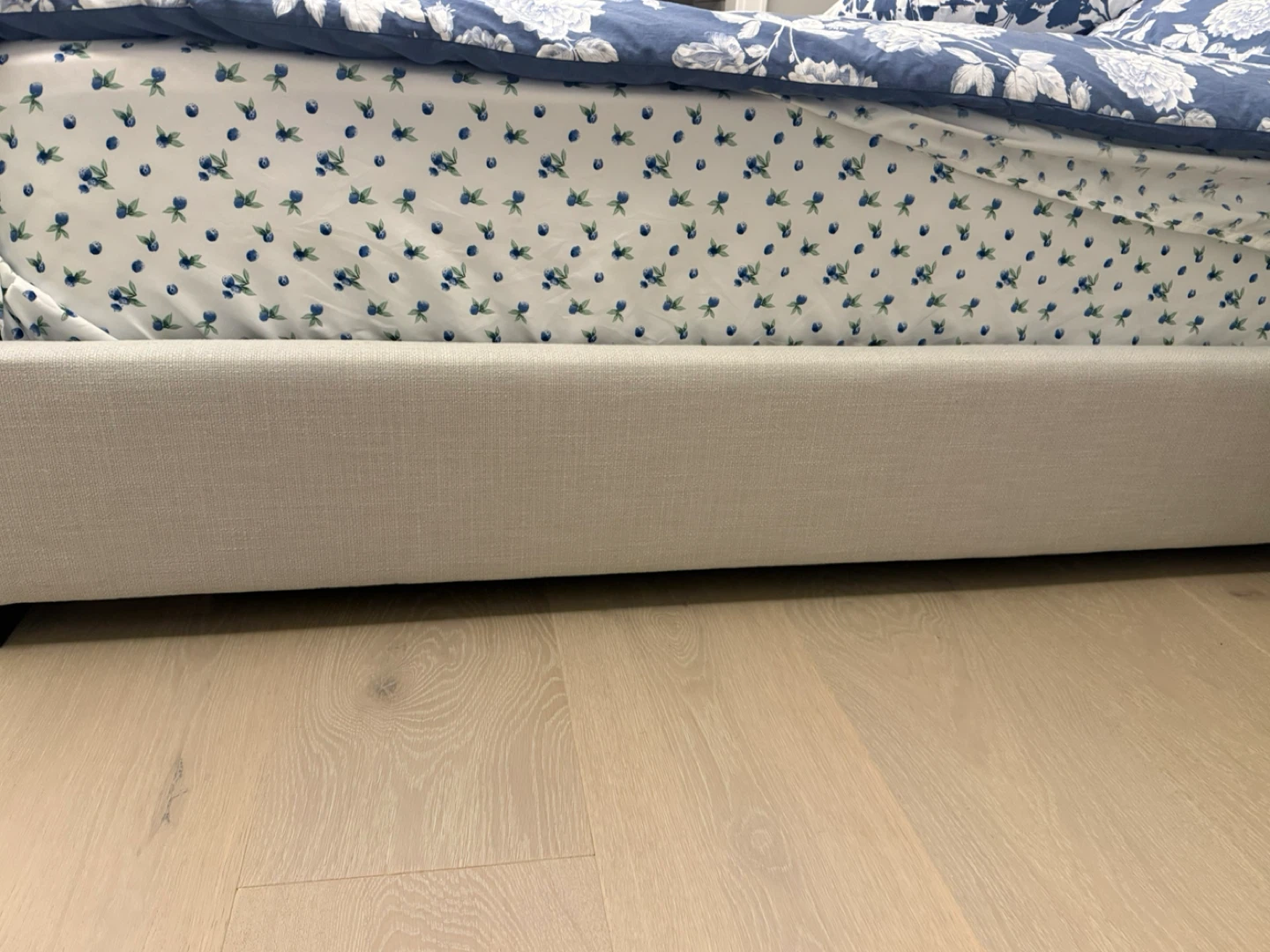 Queen size bed frame - photo 3