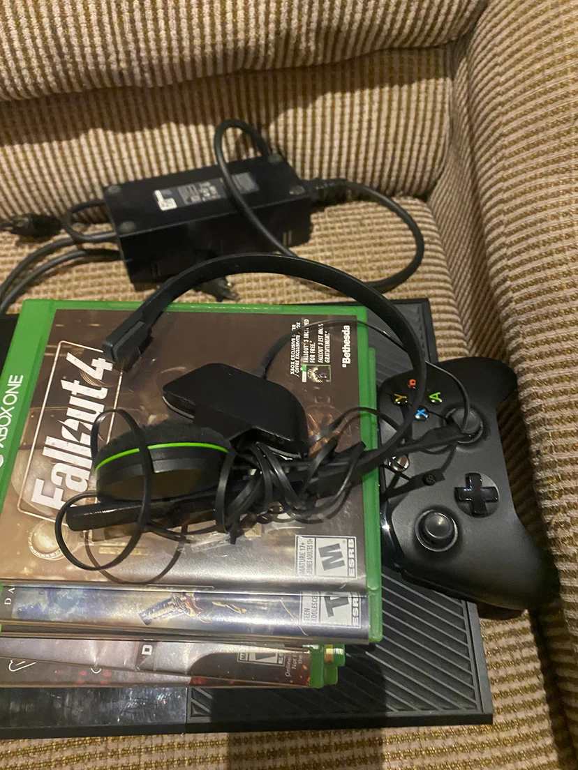 Xbox one with one controller 10 games and headset - photo 4
