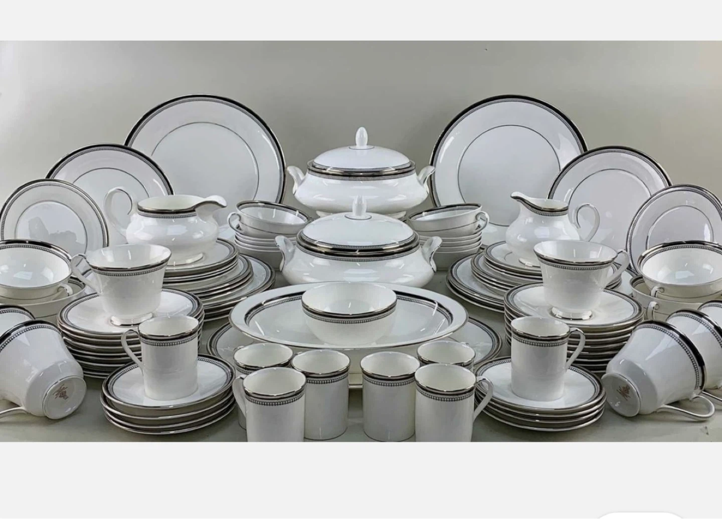 Royal Doulton Dinnerware Set with Silver Rim⚽️