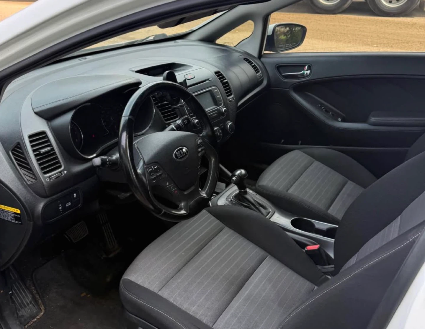 White Kia Forte 5-Door Hatchback - photo 2