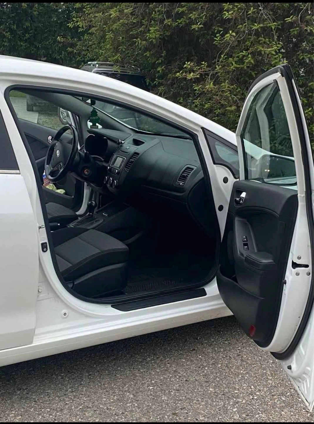White Kia Forte 5-Door Hatchback - photo 3
