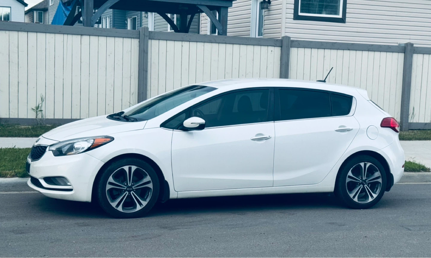 White Kia Forte 5-Door Hatchback - photo 4