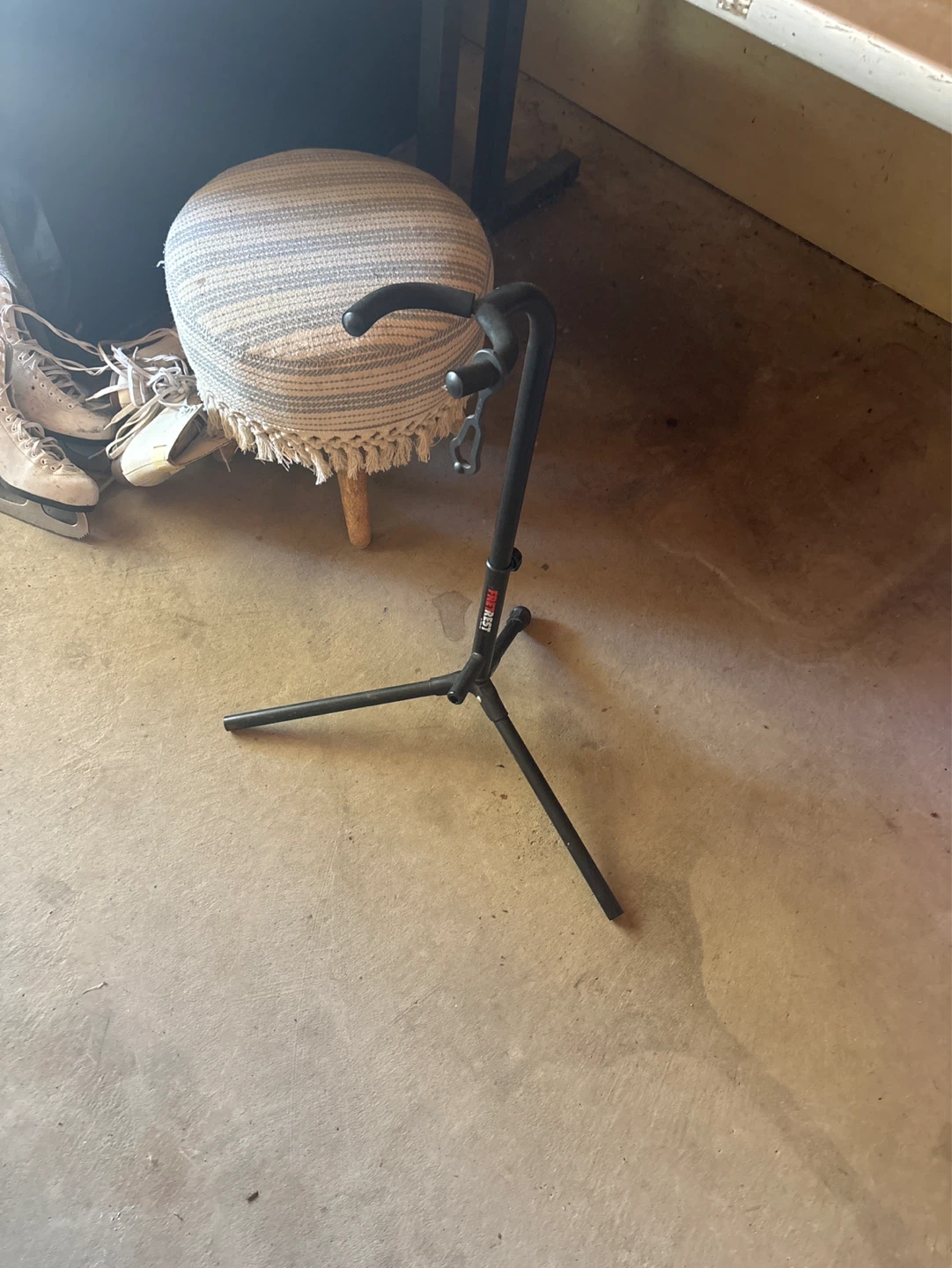 Guitar stand