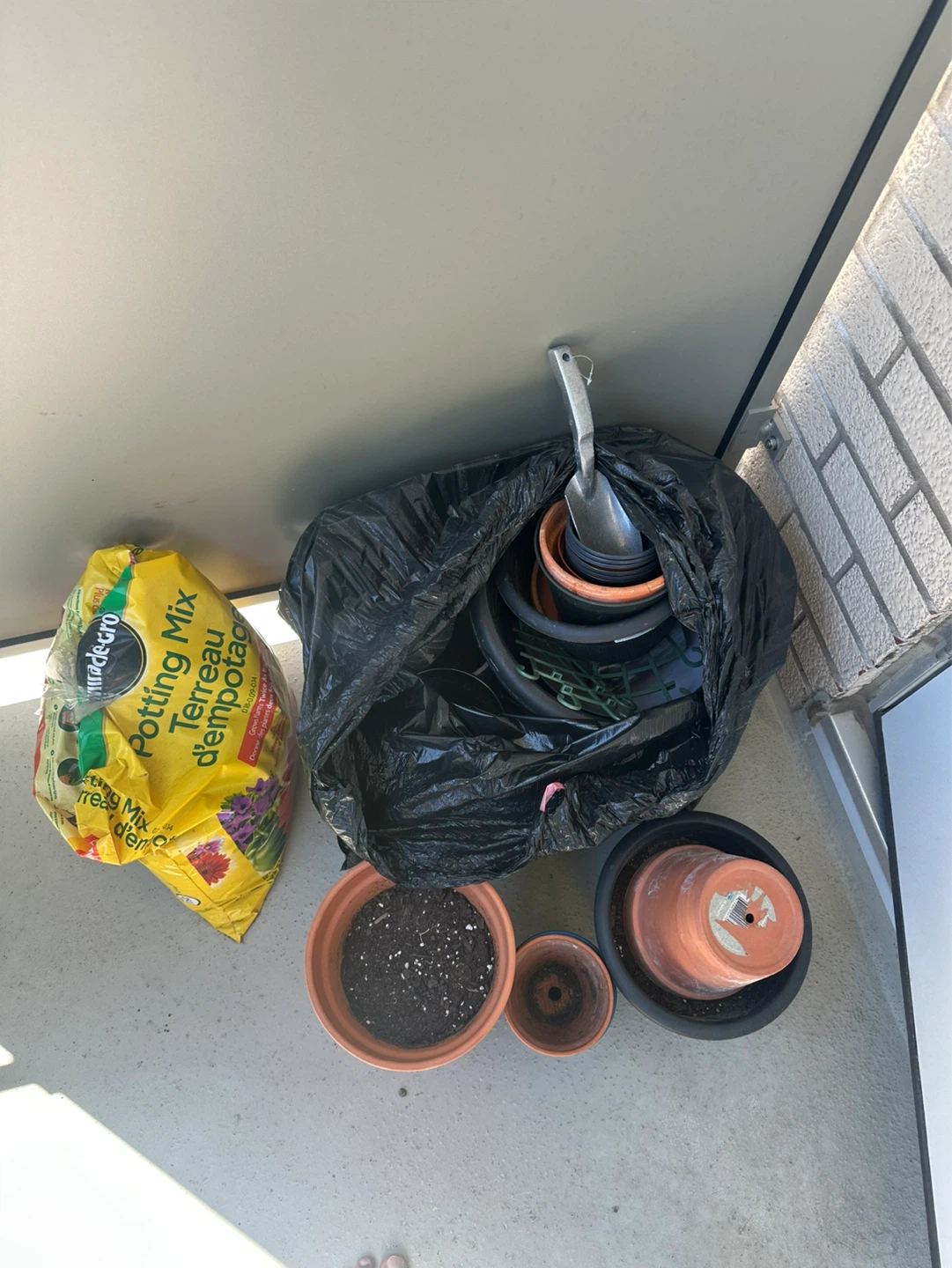 Miracle-Gro Potting Mix and Planters Set