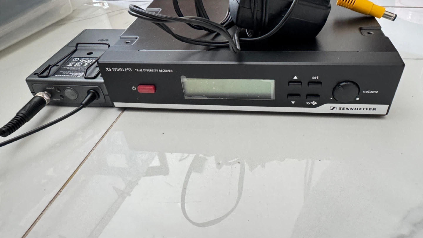 Sennheiser XS Wireless True Diversity Receiver and Microphone - photo 2