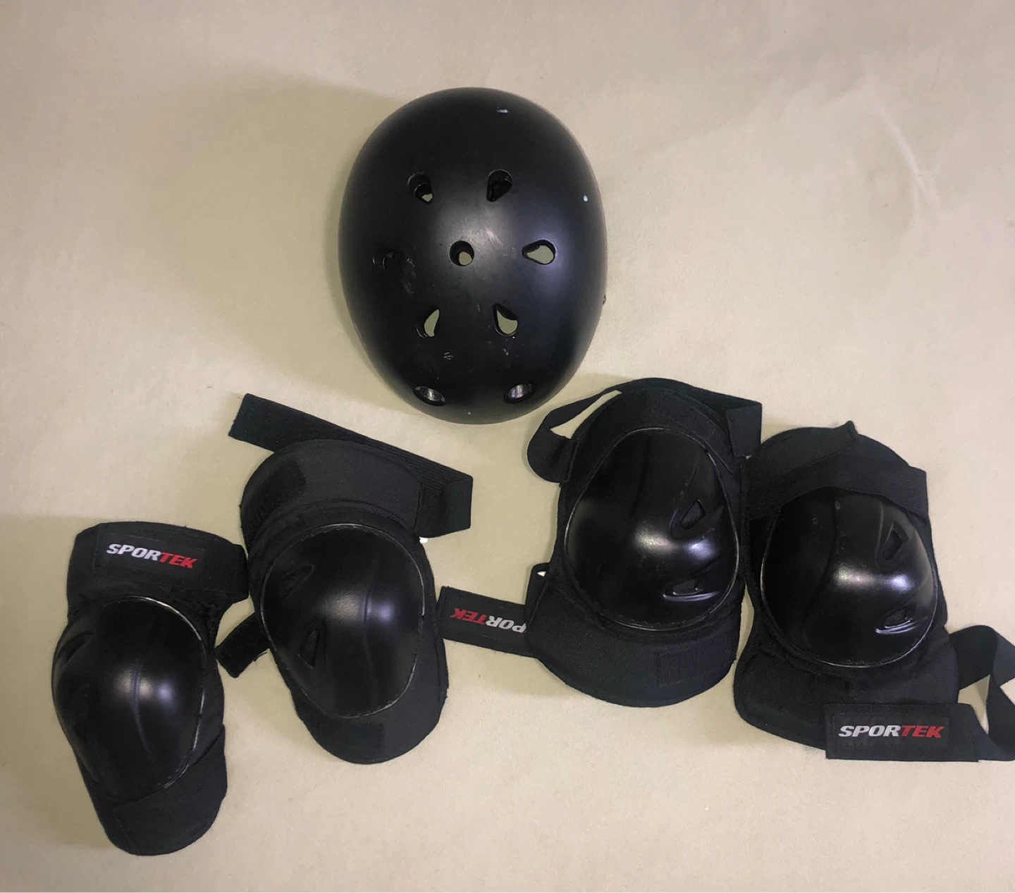 Helmet and Knee/Elbow Pads - photo 2