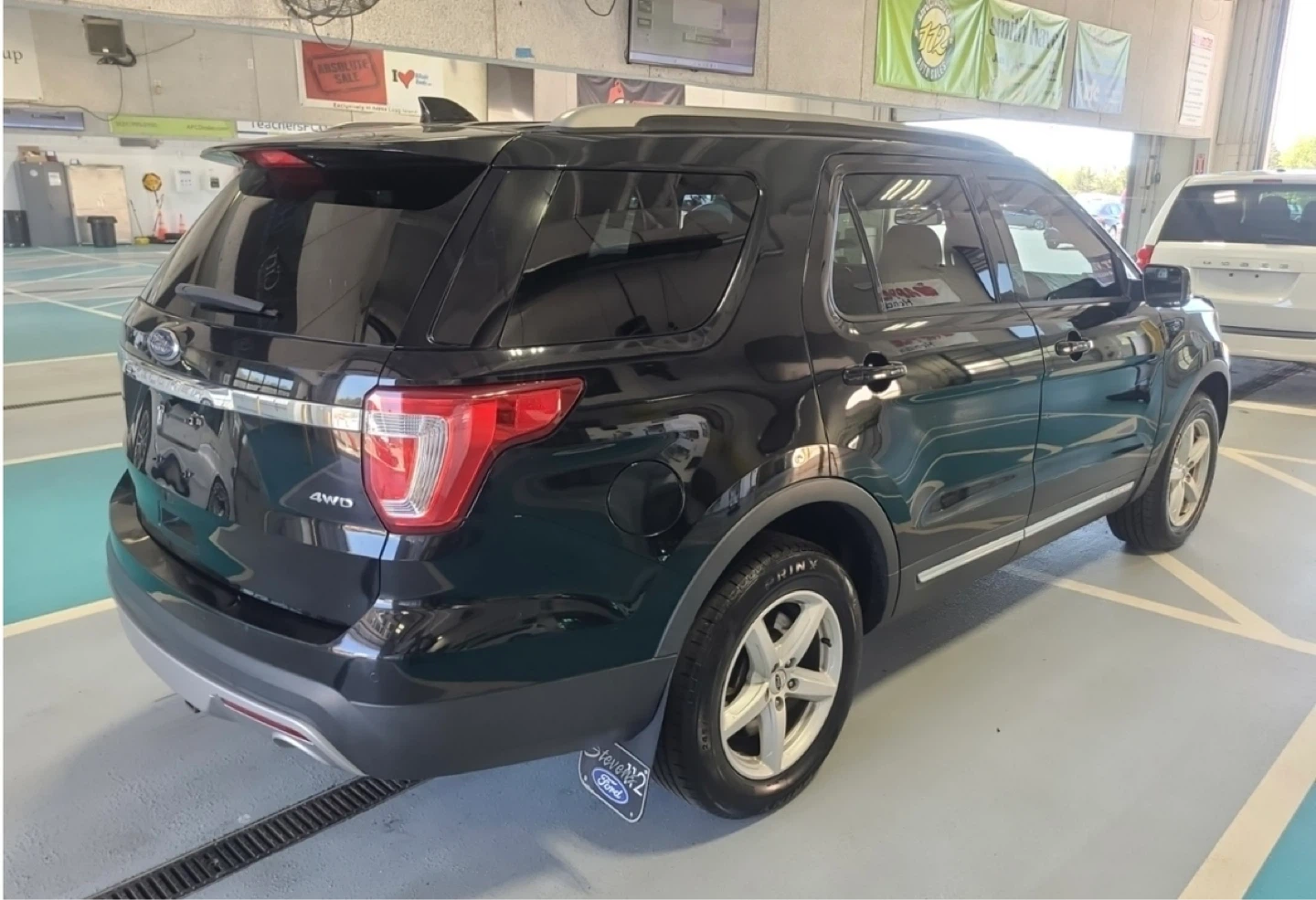 2016 Black Ford Explorer XLT 4WD SUV - photo 4