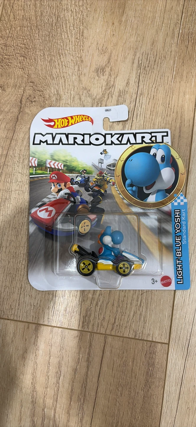 Hot Wheels Mario Kart Light-Blue Yoshi Standard Kart