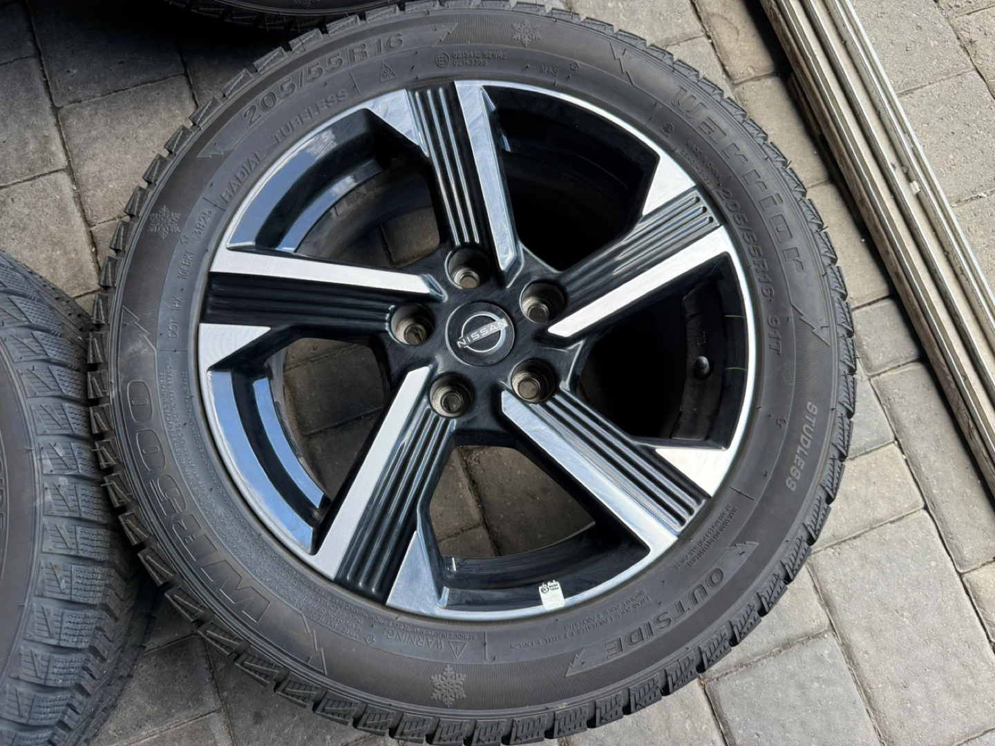 Nissan 205/55R16 Winter Tires and Rims ⚽