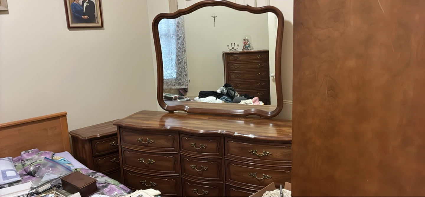 Antique dresser with mirror. - photo 2
