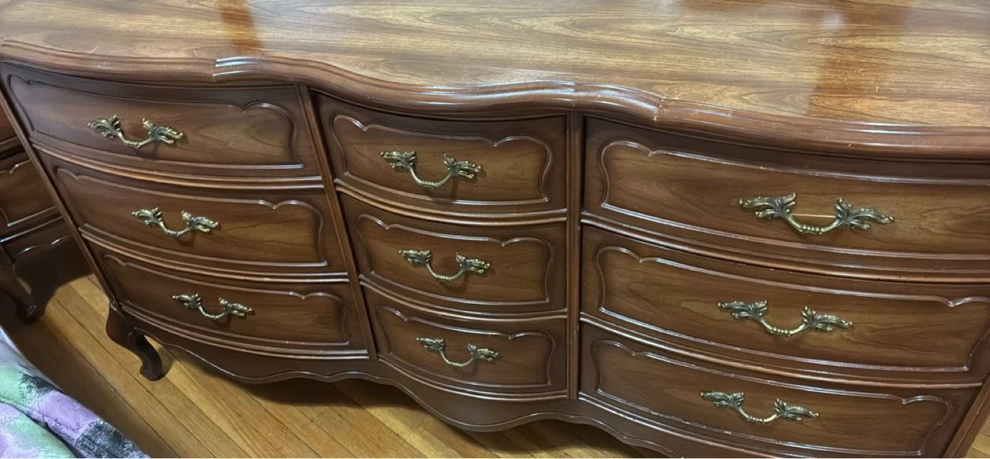 Antique dresser with mirror. - photo 3