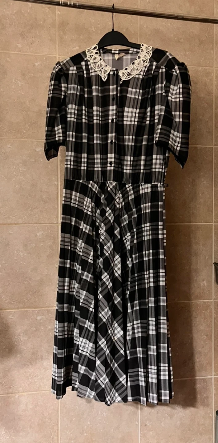 Size S Button-Up Dress with Lace Collar