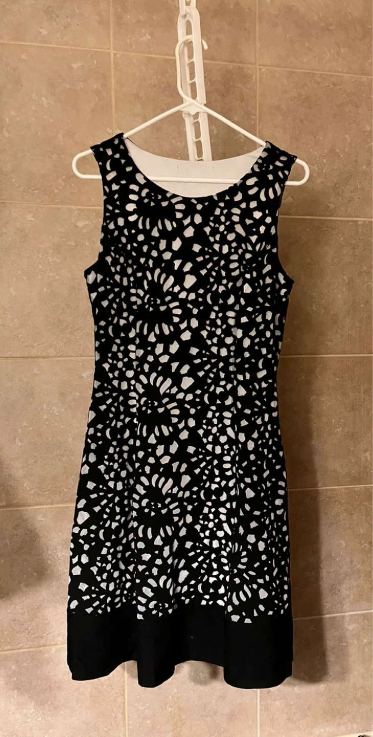 Stretchy Black and White Sleeveless Dress