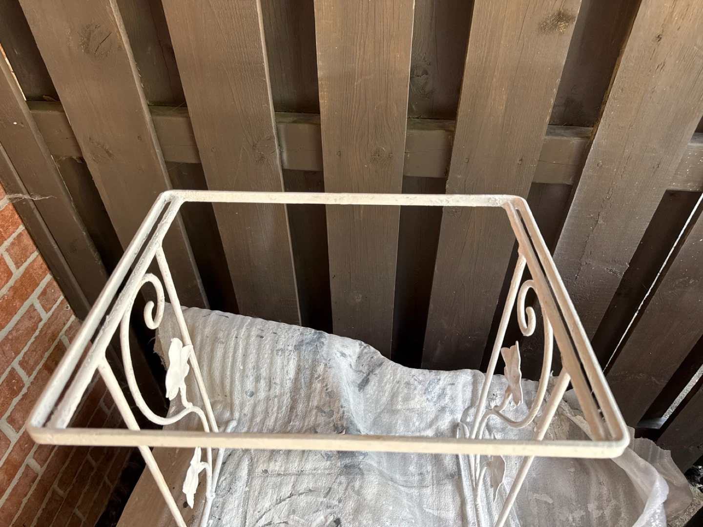 ⚽️White metal plant stand with floral detail - photo 4