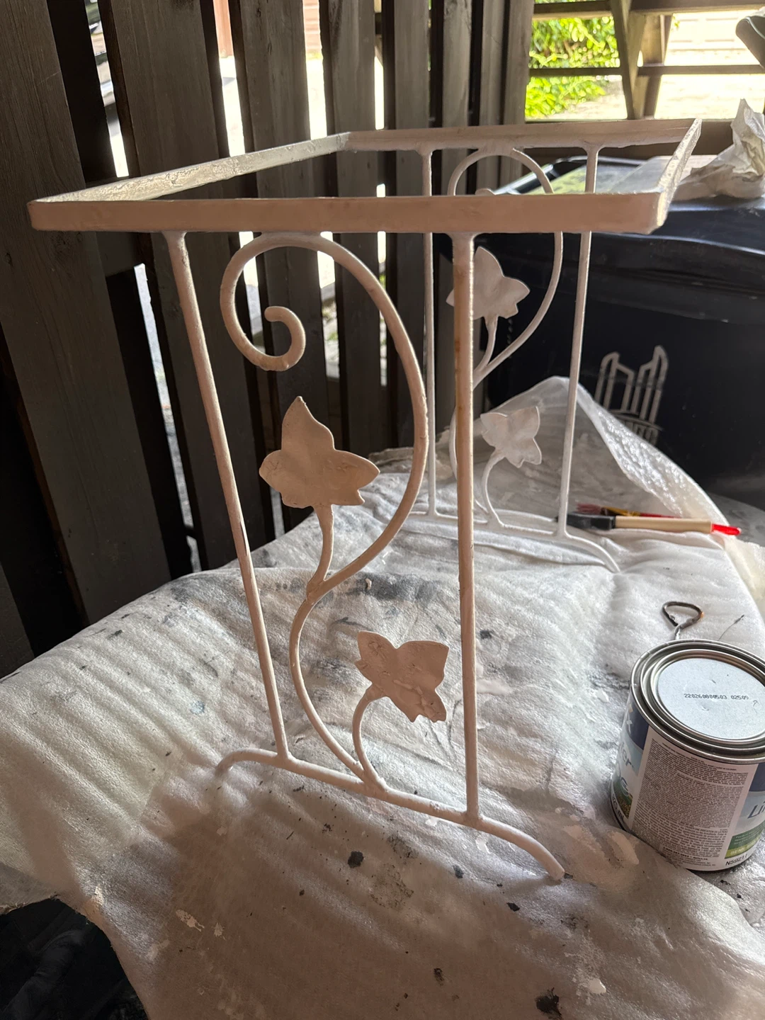 ⚽️White metal plant stand with floral detail