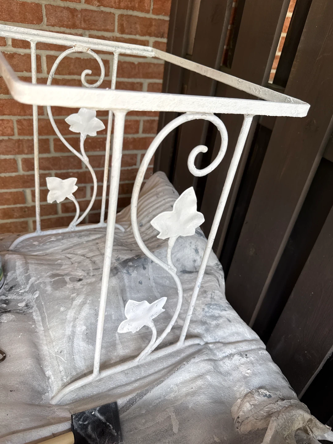 ⚽️White metal plant stand with floral detail - photo 3