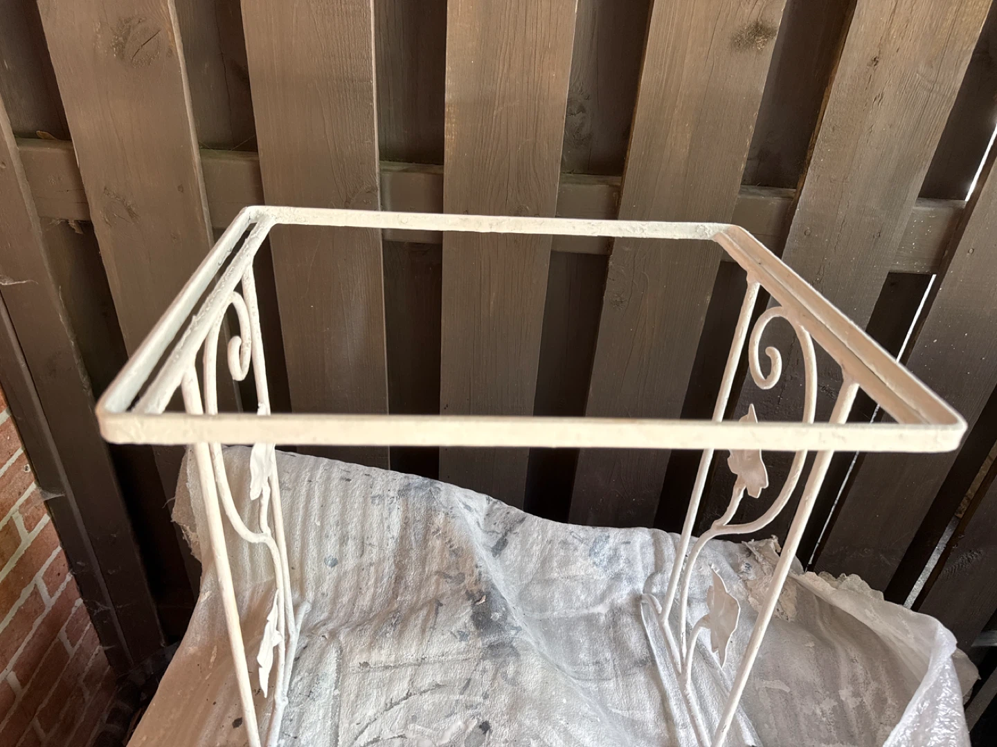 ⚽️White metal plant stand with floral detail - photo 2