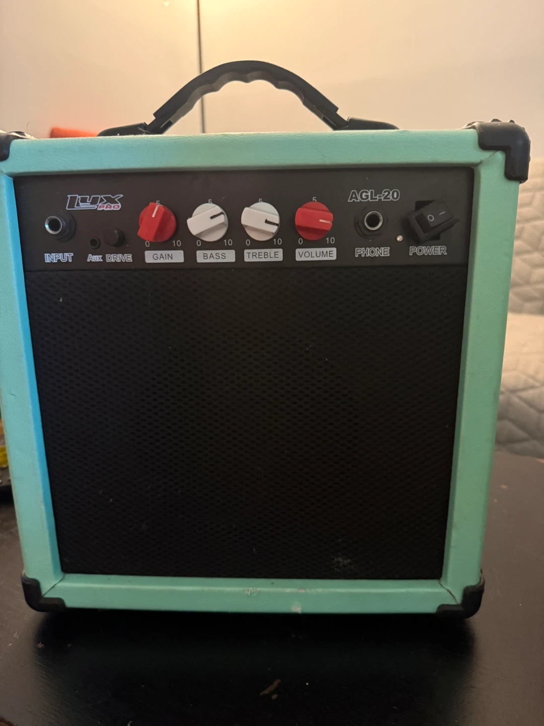 Luxe AGL-20 Guitar Amplifier - photo 2