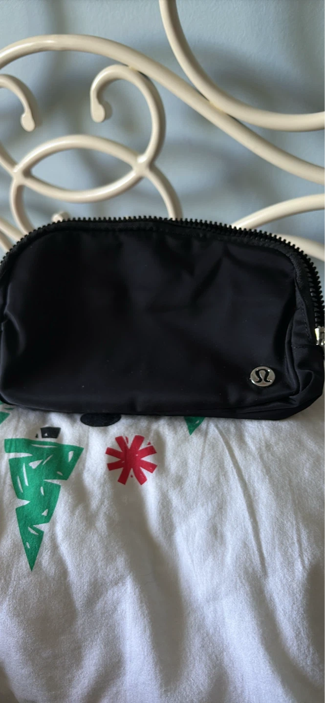Lululemon belt bag 1L black silver logo