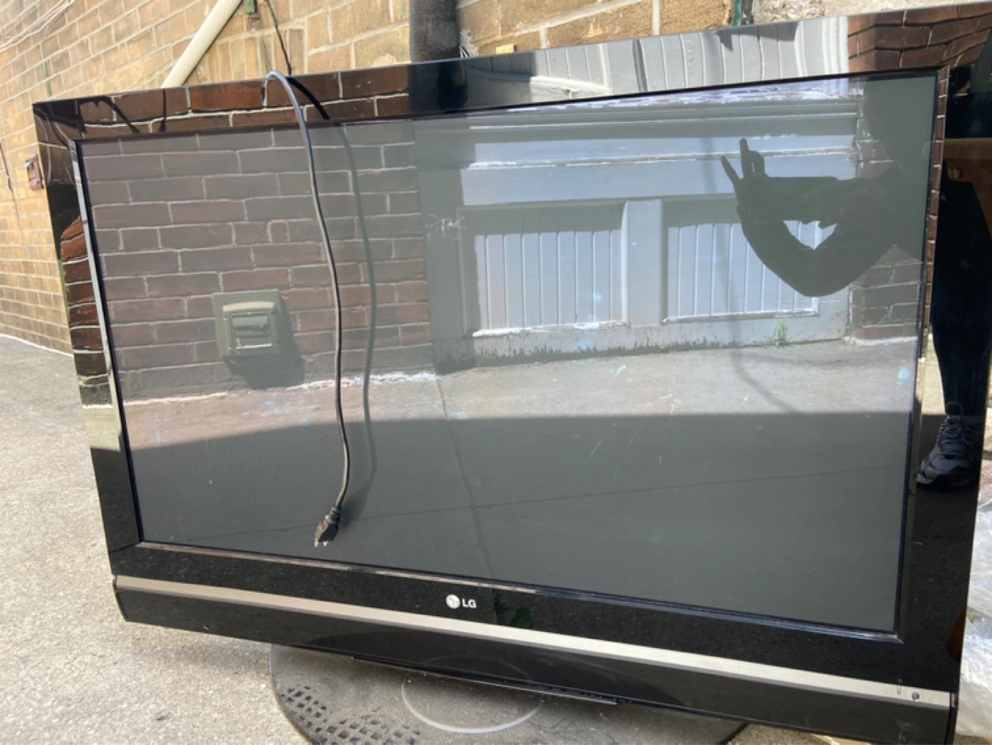 LG 48" Plasma TV 42PC5D - photo 2