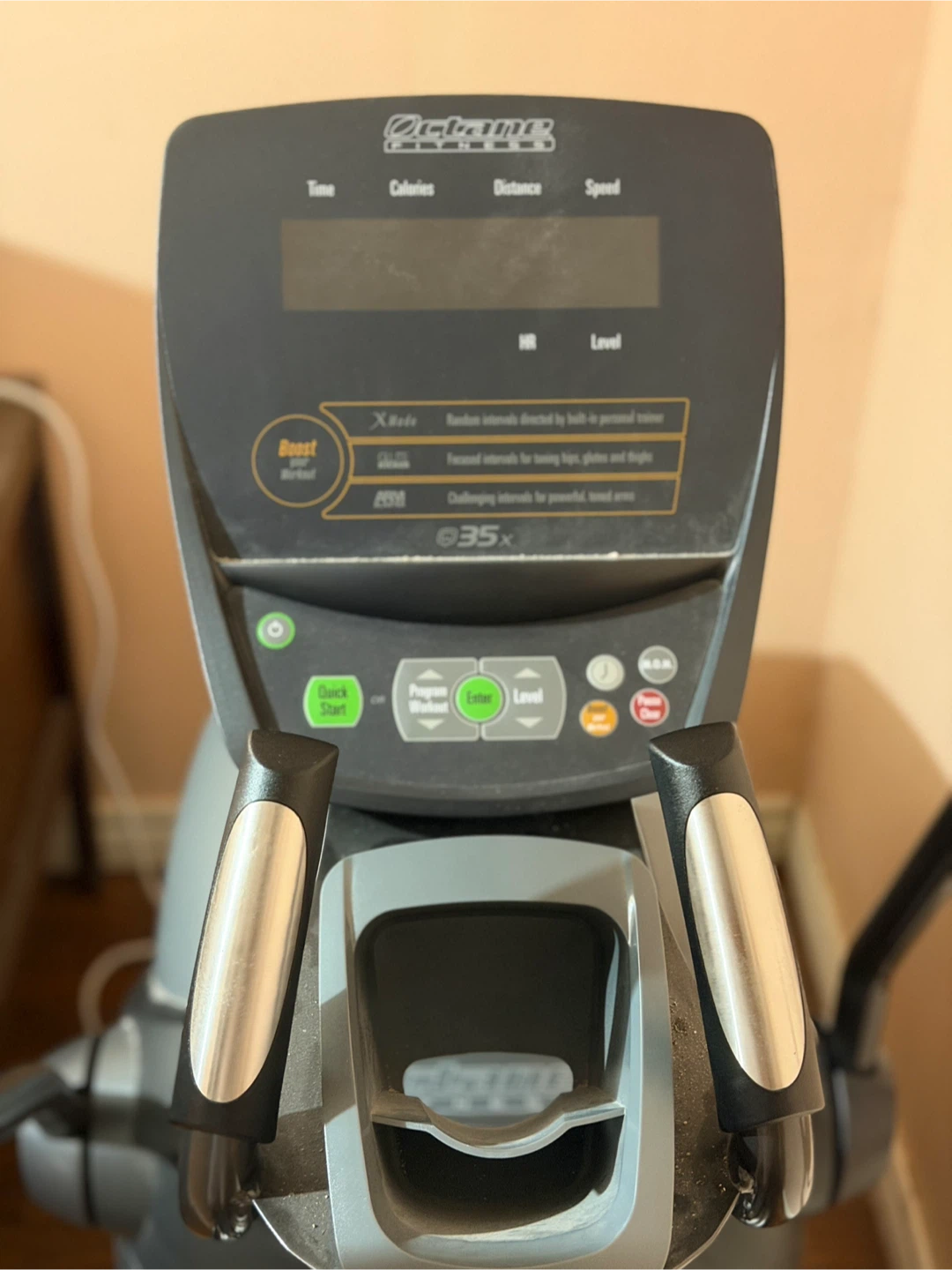 Octane Fitness Q35x Elliptical – Excellent Condition - photo 2