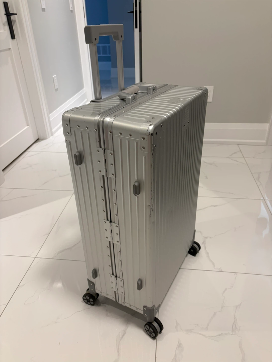 Silver Aluminum 29” Suitcase - photo 4