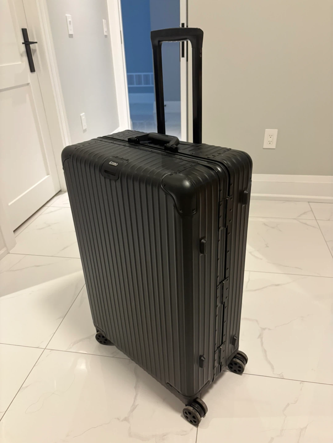 Classic 29” Cabin Luggage - Black Hardshell - photo 2