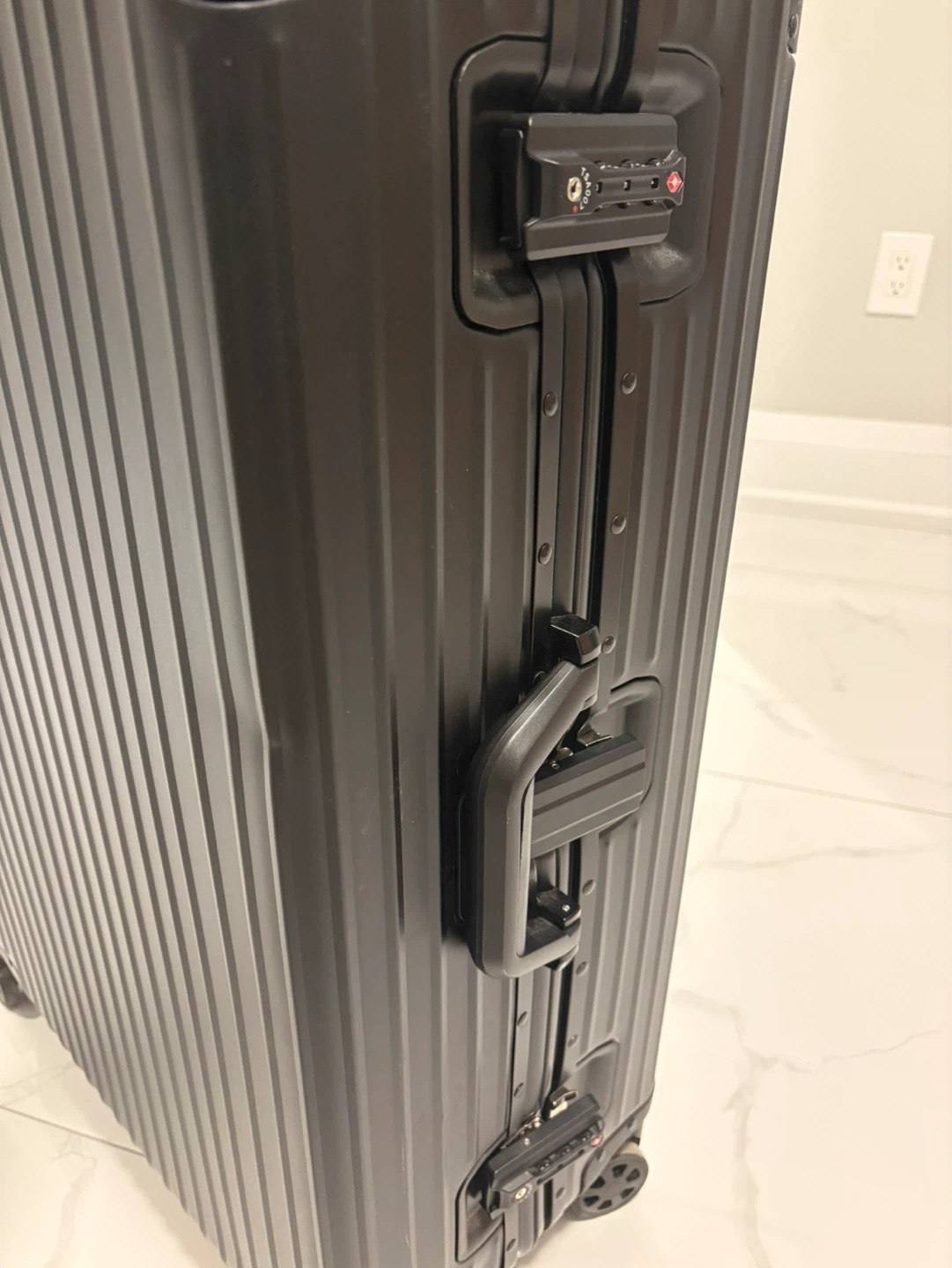 Classic 29” Cabin Luggage - Black Hardshell - photo 4