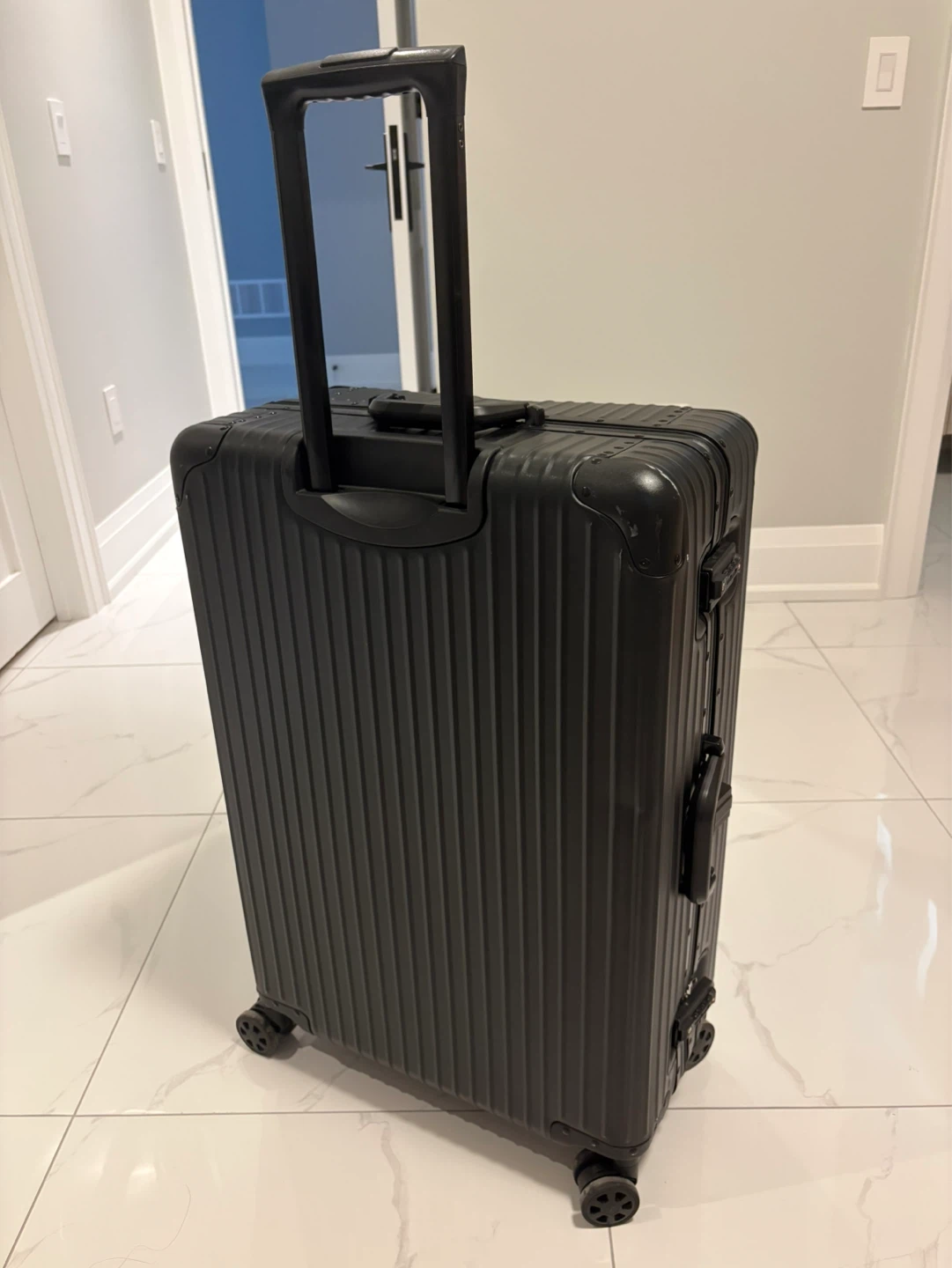 Classic 29” Cabin Luggage - Black Hardshell - photo 3