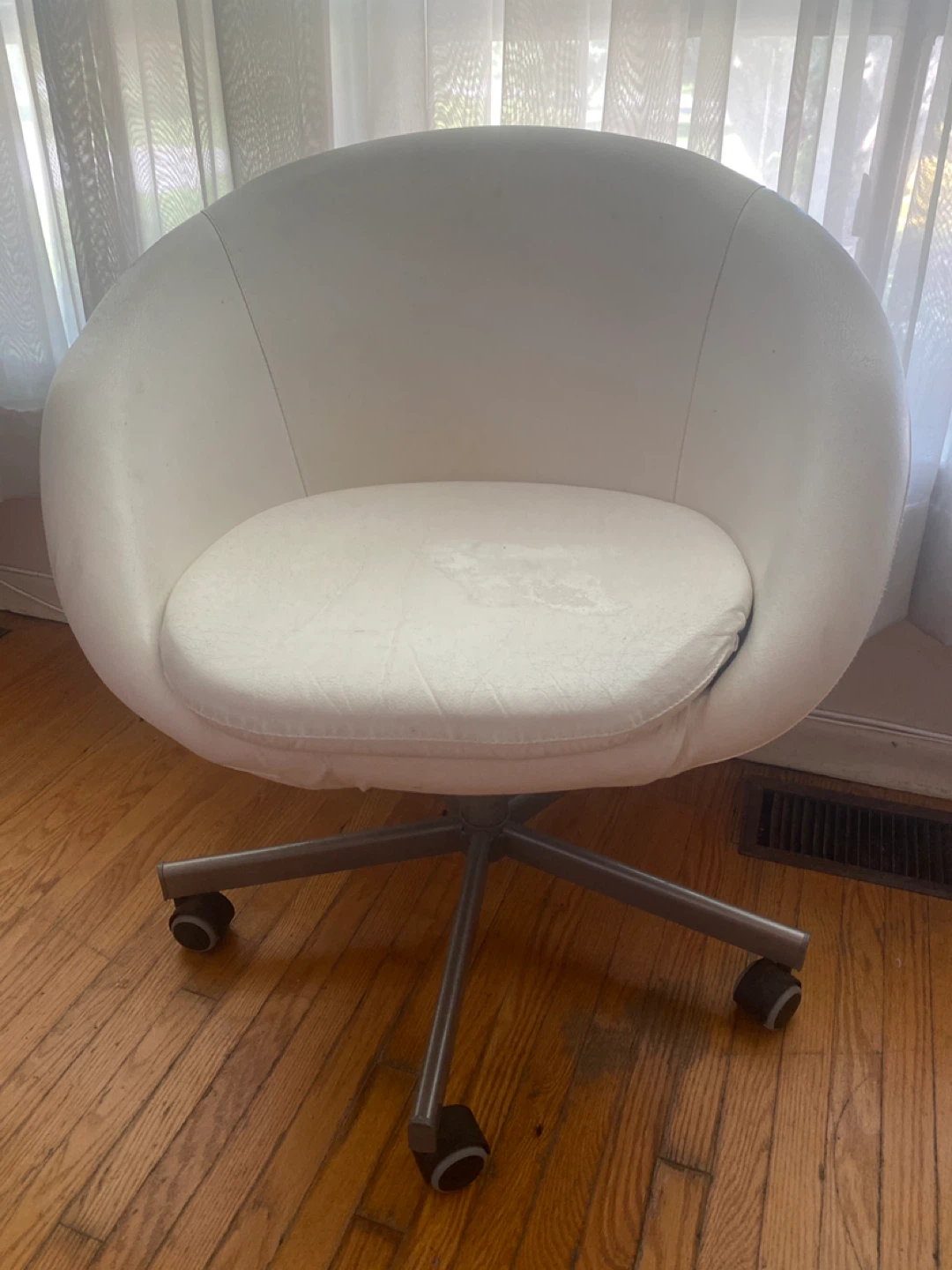 White Swivel Chair ⚽️