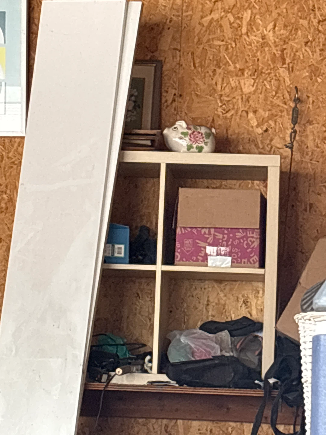 Tan cubicle $5