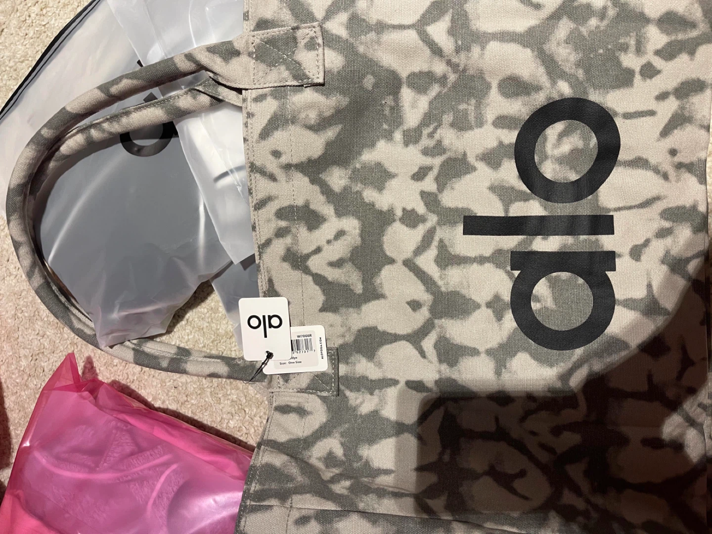 Alo Yoga Grey Tie-Dye Tote Bag - photo 4