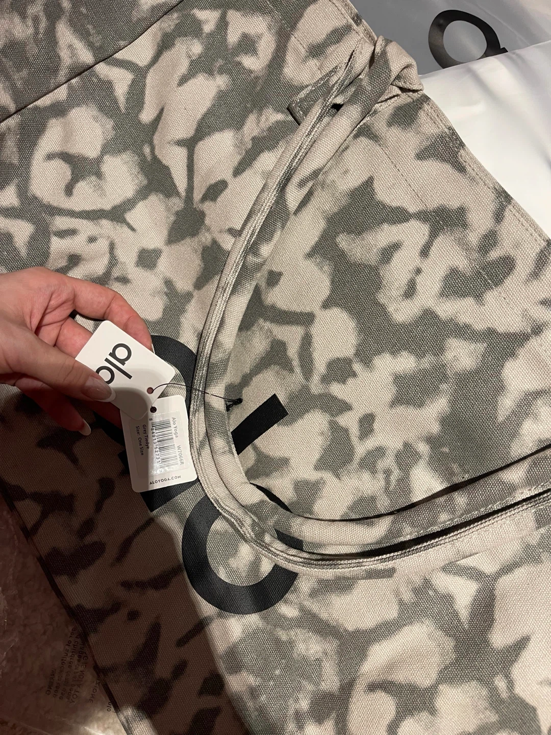 Alo Yoga Grey Tie-Dye Tote Bag - photo 5