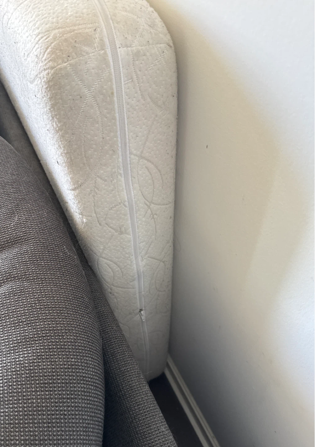 Single bed mattress with protector - photo 2