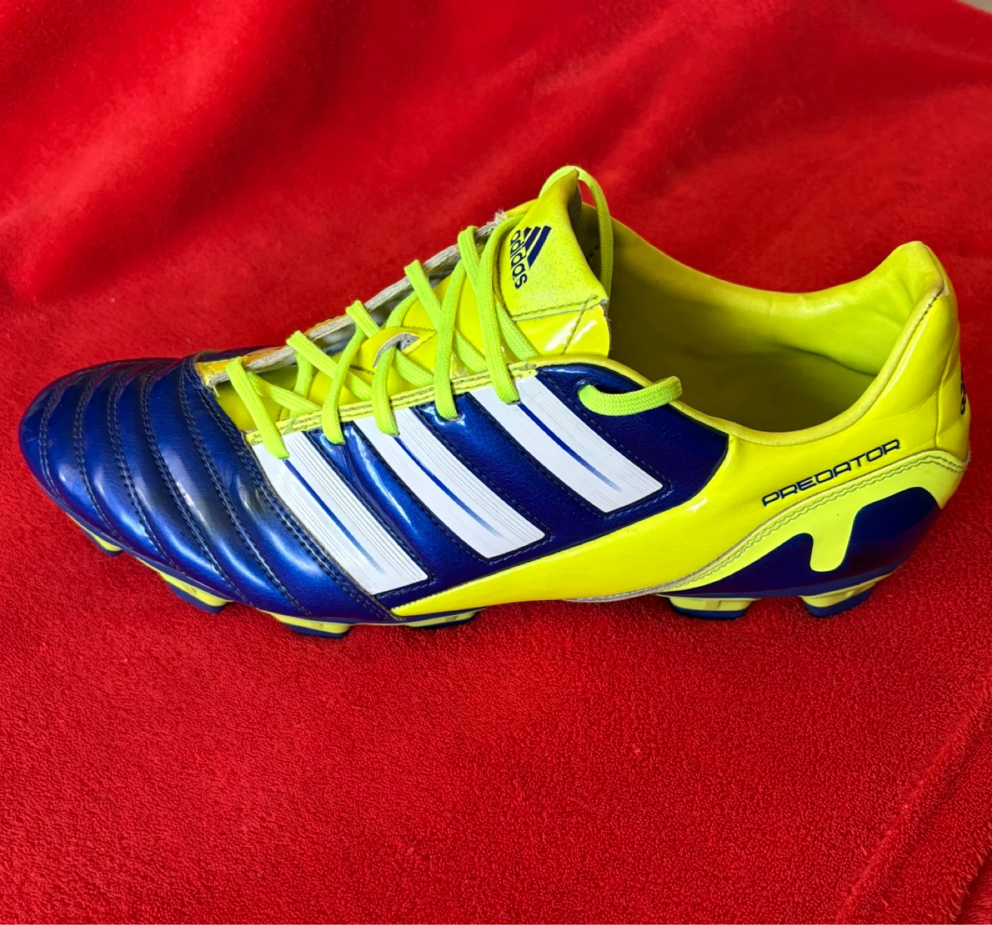 Soccer shoes
