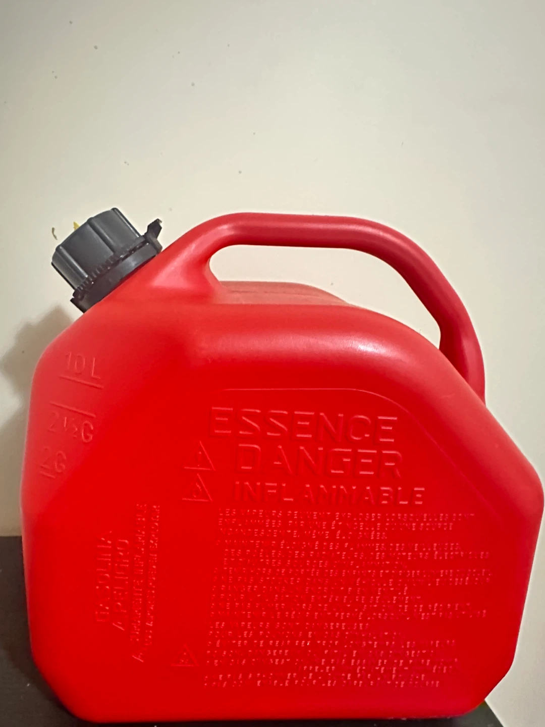 Set of 2 Red Plastic Gas Cans - photo 3