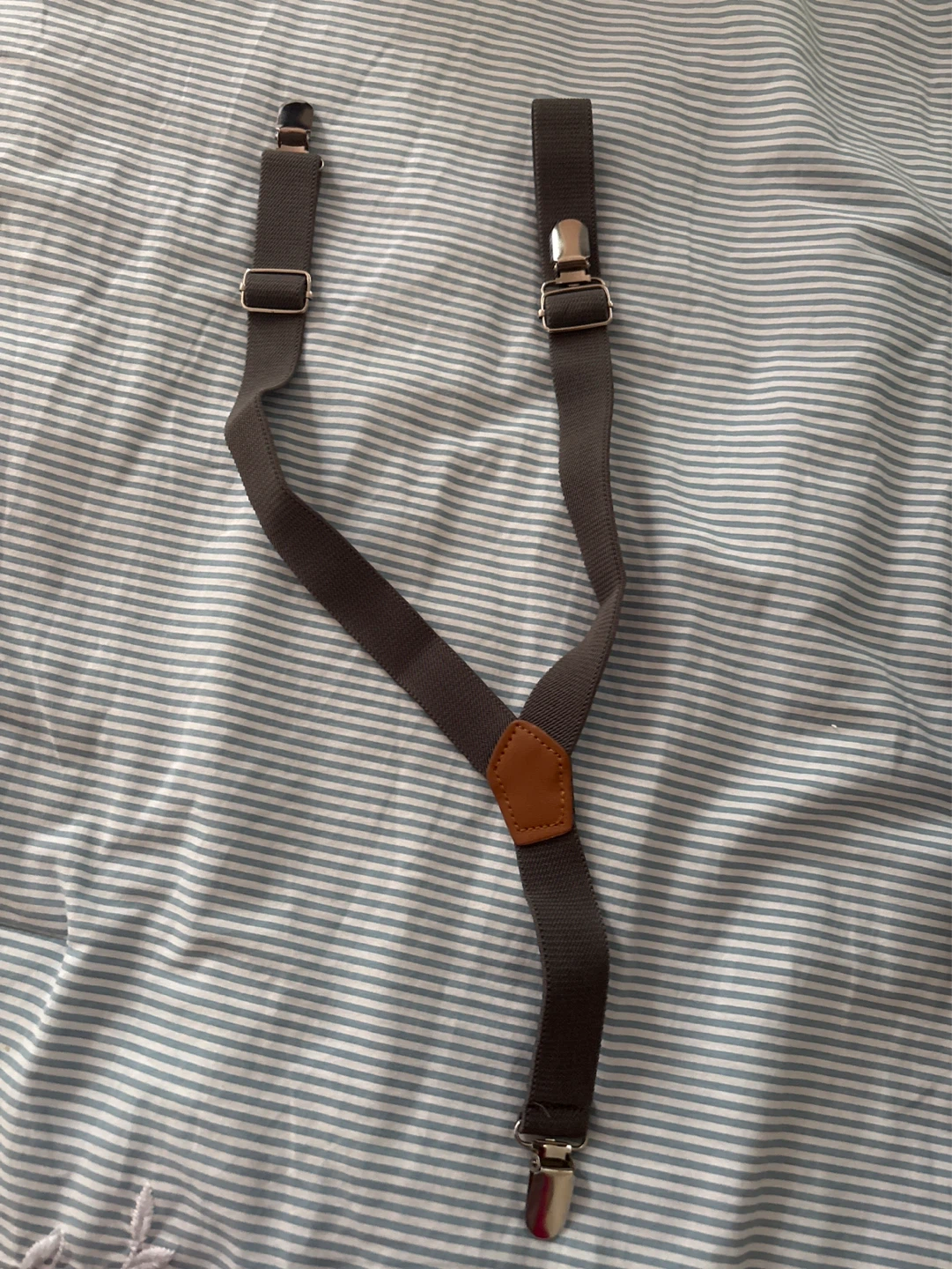 Gray Elastic Suspenders with Leather Detail⚽️