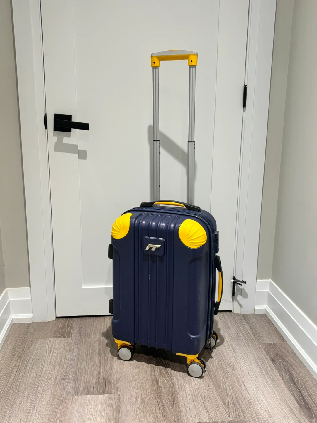 carry on luggage spinner IT navy blue and yellow - photo 2