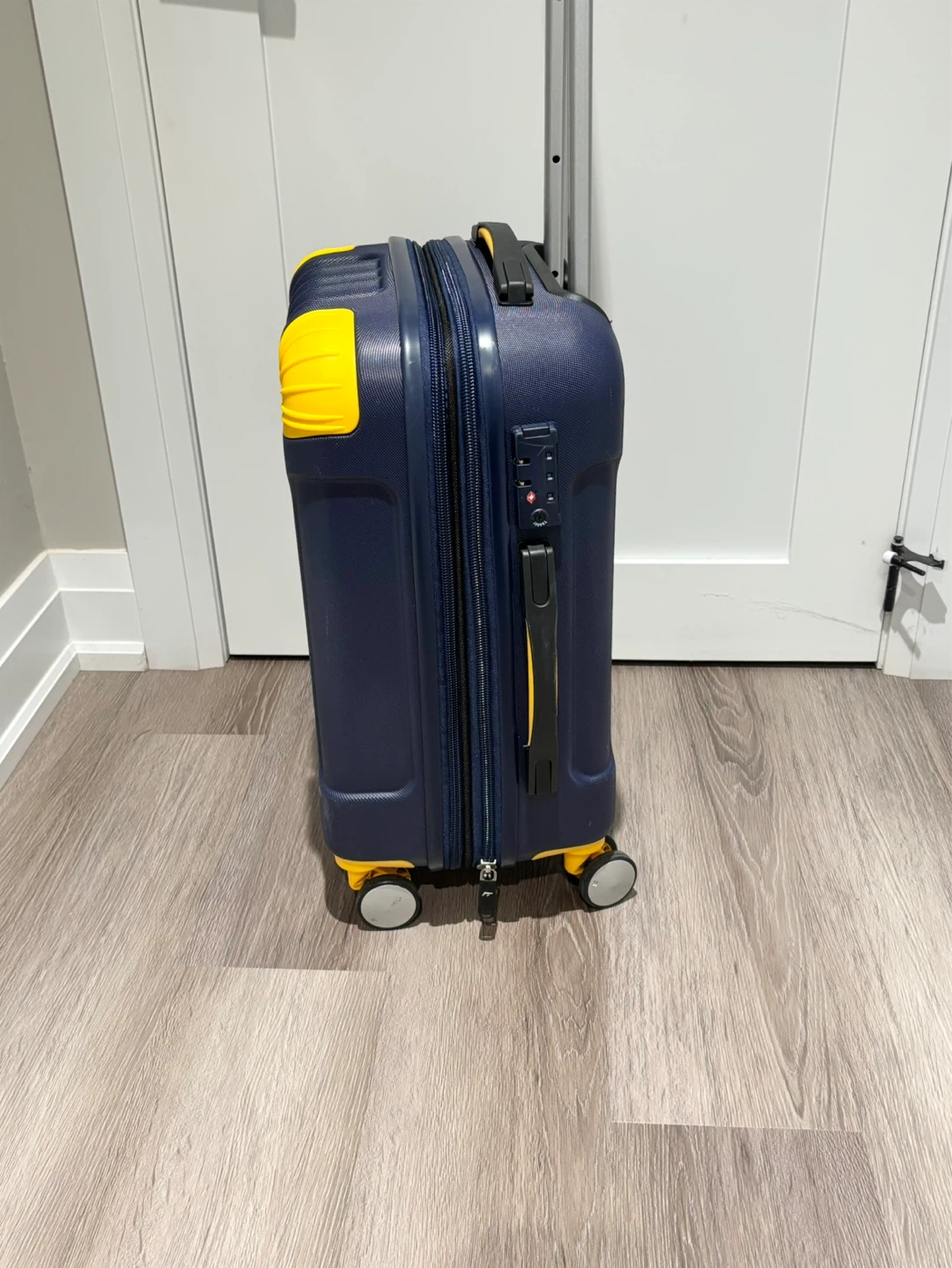 carry on luggage spinner IT navy blue and yellow - photo 3
