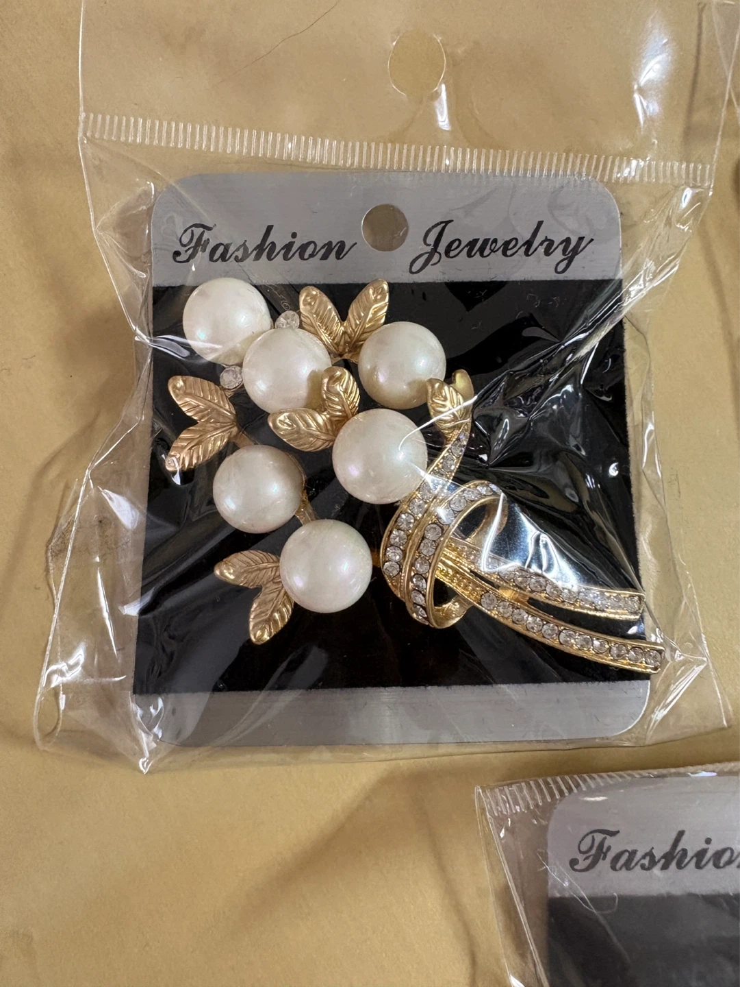 Fashion Jewelry Brooch with Pearls and Rhinestones