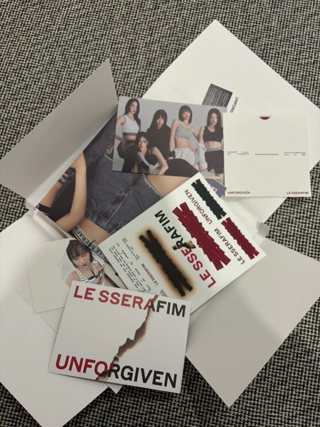 LE SSERAFIM UNFORGIVEN 1st Studio Album - photo 2