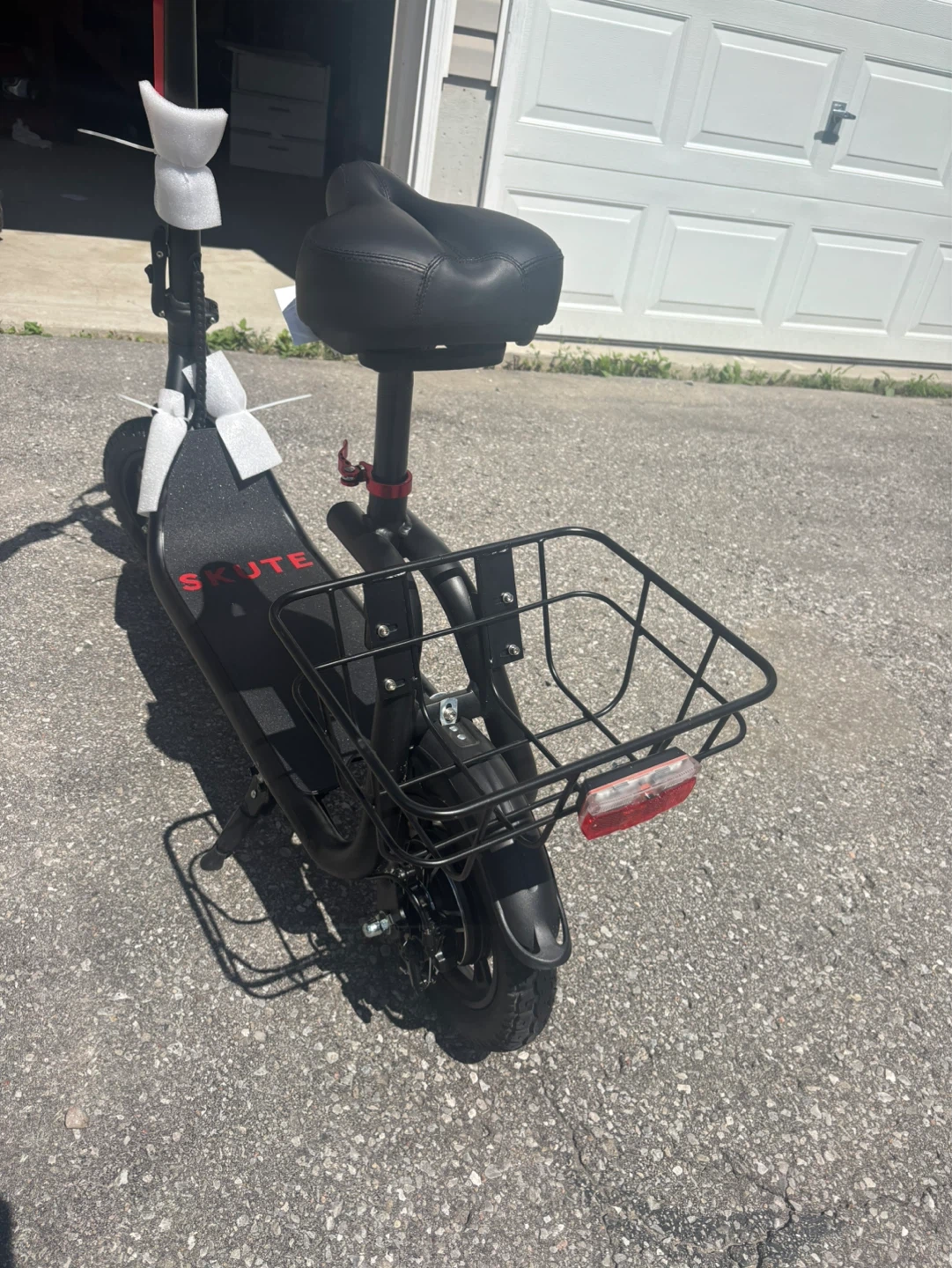SKUTE Electric Scooter with Seat and Basket - photo 3